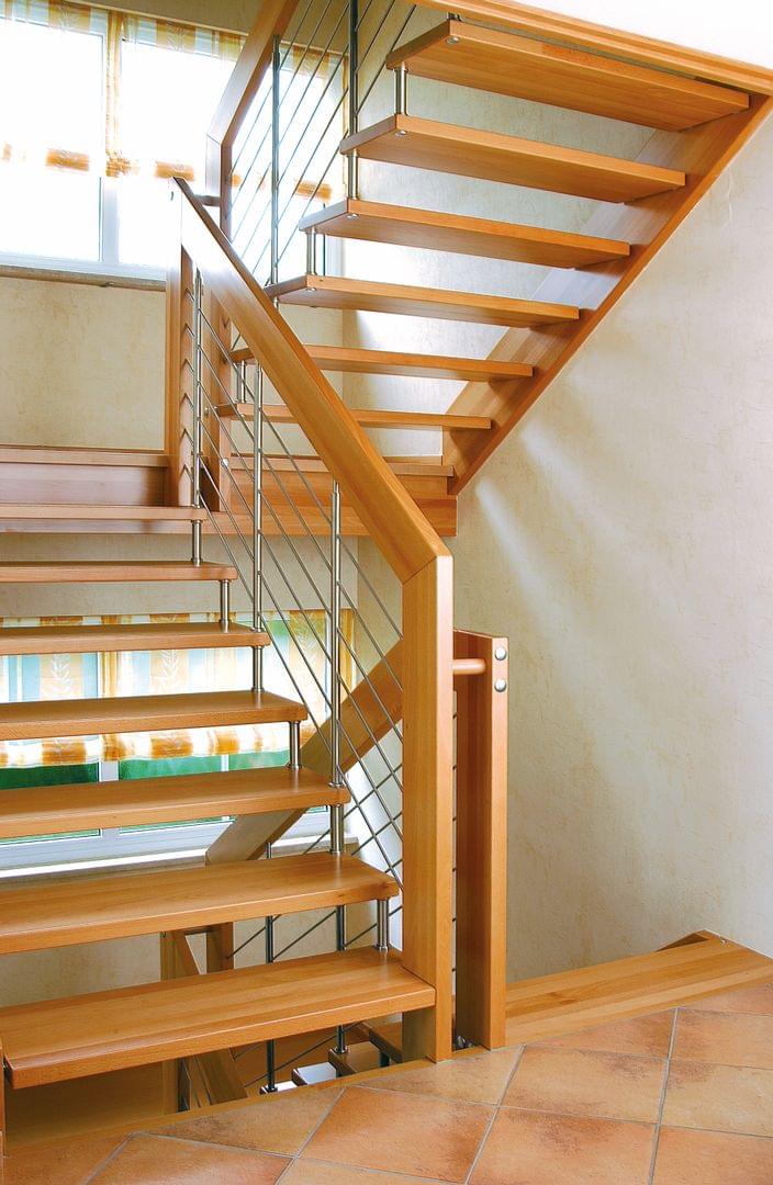 Holztreppe Systemtreppe halbgewendelt mit Podest Holzgeländer und Treppenhaus