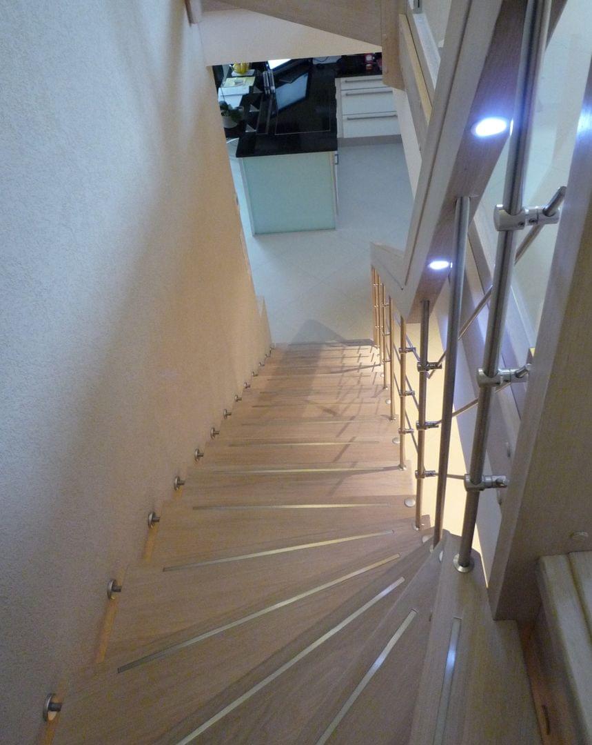 Treppenbeleuchtung im Handlauf der Treppe